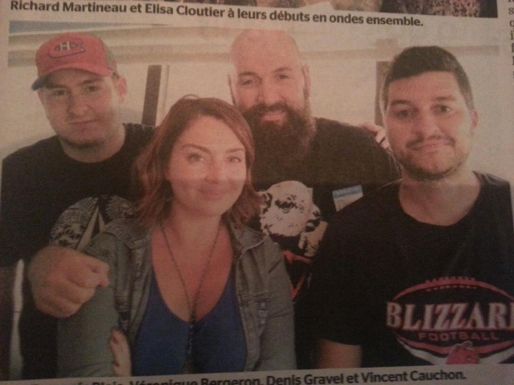 RetourX's tweet photo. Jolie photo d'équipe dans le @JdeQuebec ce matin. Avouez qu'on cache bien notre nervosité avant notre premier show! http://t.co/uO5WJEkvZd