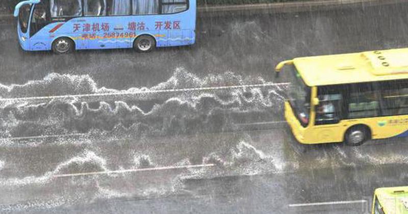 SinChewPress's tweet photo. 今天是天津爆炸事故的“頭七”。當地市民在濱海新區進行悼念活動致哀。儀式結束後，區內下起事故後首場雨，路面出現大量異常白泡。當地記者稱，接觸雨水後，嘴唇及胳膊均感灼燒、左手關節處熱癢。http://t.co/lLrTPhNYUL http://t.co/KzFPwPRJ4o