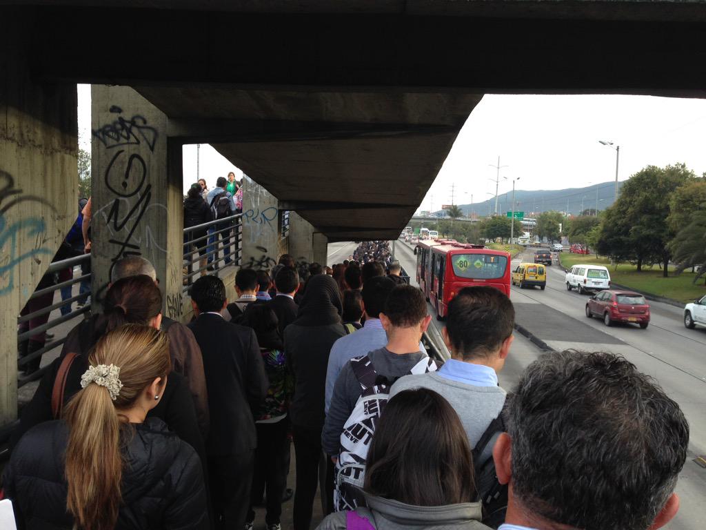 j_molano's tweet photo. Mazuren un caos total... @TransMilenio @transmisitp @utransmilenio http://t.co/bgj72ZoMEj