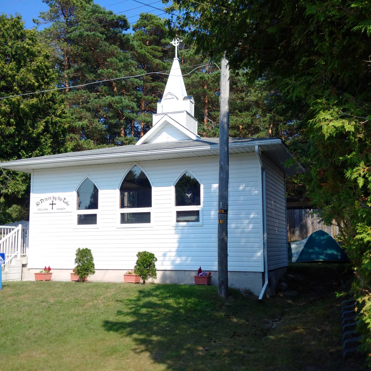 pmcnaug's tweet photo. In Sauble Beach. Tiny little summer Anglican church. St. Peter's by the lake. http://t.co/Gvp7fpdG0O