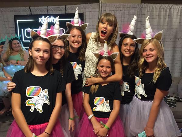 Taylor_Swift89h's tweet image. Taylor with fans in Loft 89! #1989TourGlendale