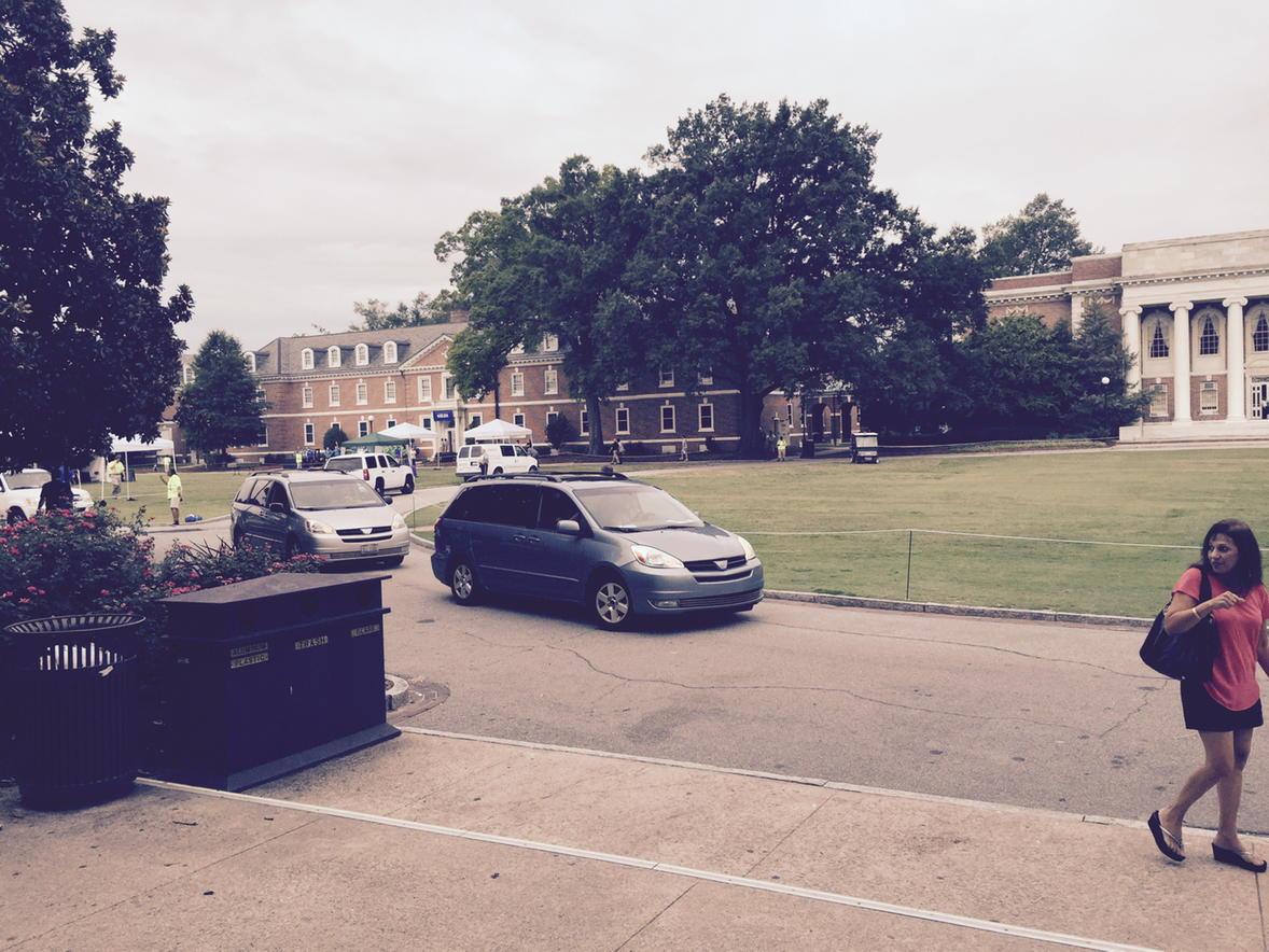 mclau016's tweet photo. #Duke2019 Freshmen move in.  First cars are arriving http://t.co/gKPdLXOgBB