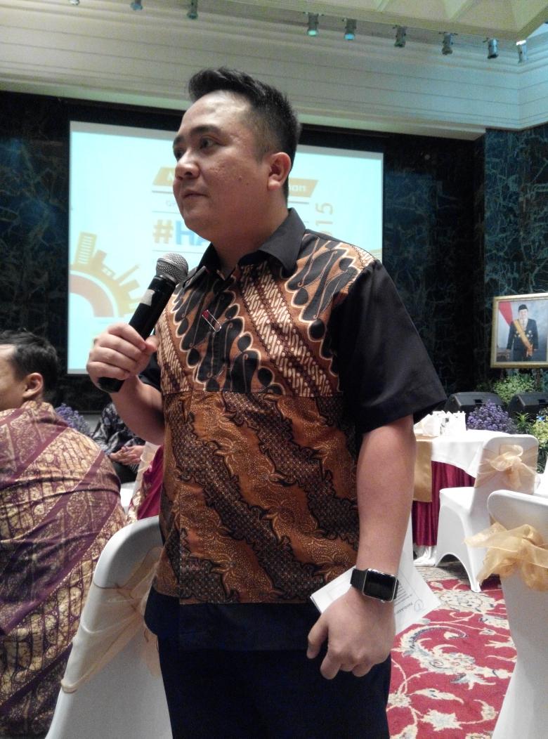 ReneCC's tweet photo. Hihihi β@salsabeela: Malam ini judulnya jadi personal assistant ReneCC di #hackjak2015 awarding night π http://t.co/lpUlnbtJT7β