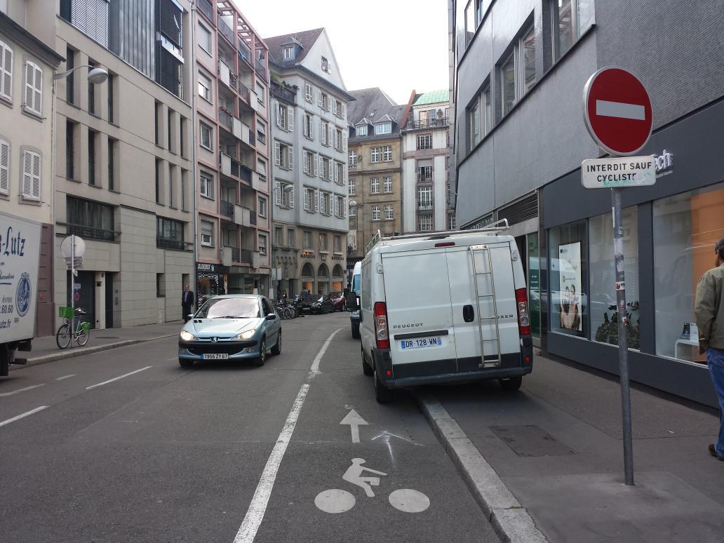 ChristoMICHE's tweet photo. Accident mortel à #Strasbourg, la faute aux #vélos ??? @VeloStrasbourg @Zehub @abonin_DNA #DNAinfos #Citizenside http://t.co/qvkvQjpHei