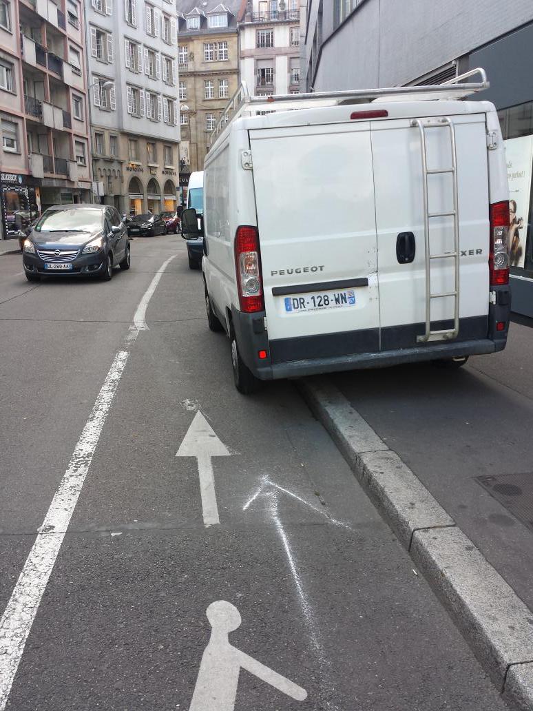ChristoMICHE's tweet photo. Accident mortel à #Strasbourg, la faute aux #vélos ??? @VeloStrasbourg @Zehub @abonin_DNA #DNAinfos #Citizenside http://t.co/qvkvQjpHei