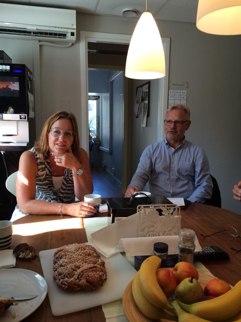 FruGrill's tweet photo. Trevligt besök av @skough_bengt och @ARK_Anna_FAR idag på jobbet. Spännande diskussion om framtiden! http://t.co/2z6LpQHyfa