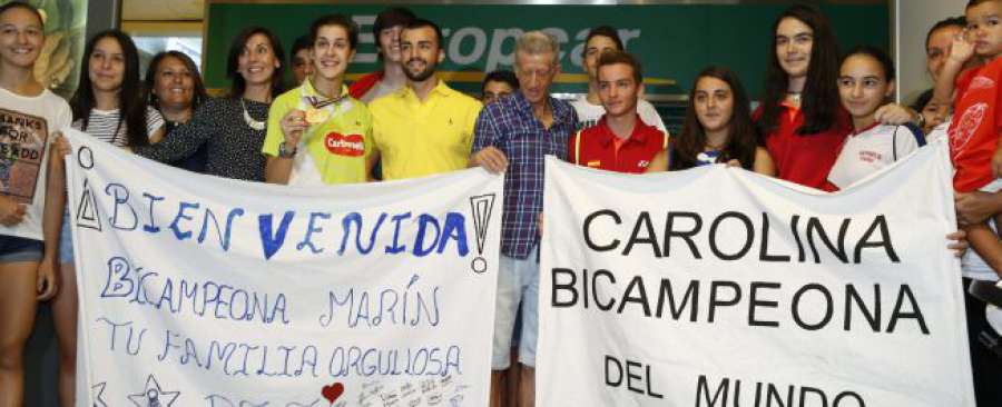 diarioas's tweet photo. La doble campeona mundial @caro_marin2 ya está en casa http://t.co/tyL2zeHhkx http://t.co/Q0jByb1i4d