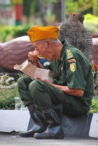 inggita's tweet photo. Mbok disediakan kursi. Dikirimi makanan setiap hari ke rumahnya. #heartbreaking  #ungratefulnextgeneration http://t.co/AETc2HVNvb