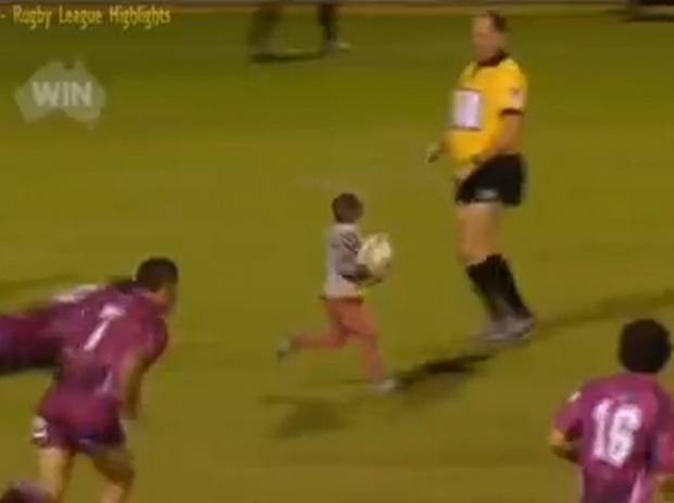 Independent's tweet image. Four year old loses mum, ends up on pitch, scores a try in rugby league match ind.pn/1fmFtBc