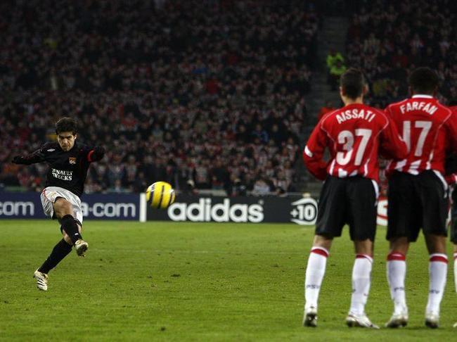 RyanGones95's tweet photo. La #TeamOL souvenez-vous de ce coup franc magique de @Juninhope08 face au PSV Eindhoven ?  #Juninho8 #Legende 🔴🔵 http://t.co/zqLSKjwVA1