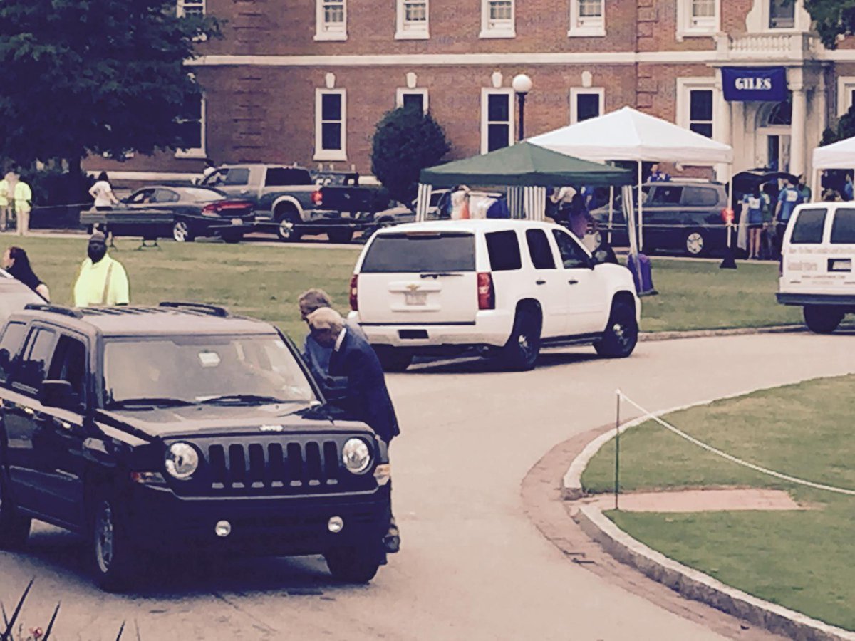 mclau016's tweet photo. #Duke2019 President Brodhead greets freshmen during move in http://t.co/5akPMRGbUR