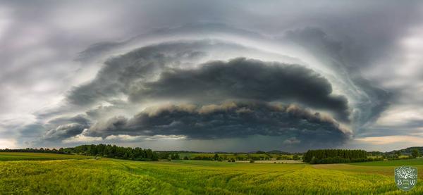 SangreSamuraii's tweet photo. Shelf cloud avanzando en algún lugar de bélgica. Increíblemente hermoso!
Créditos: marius thomas http://t.co/4t3f5havdZ