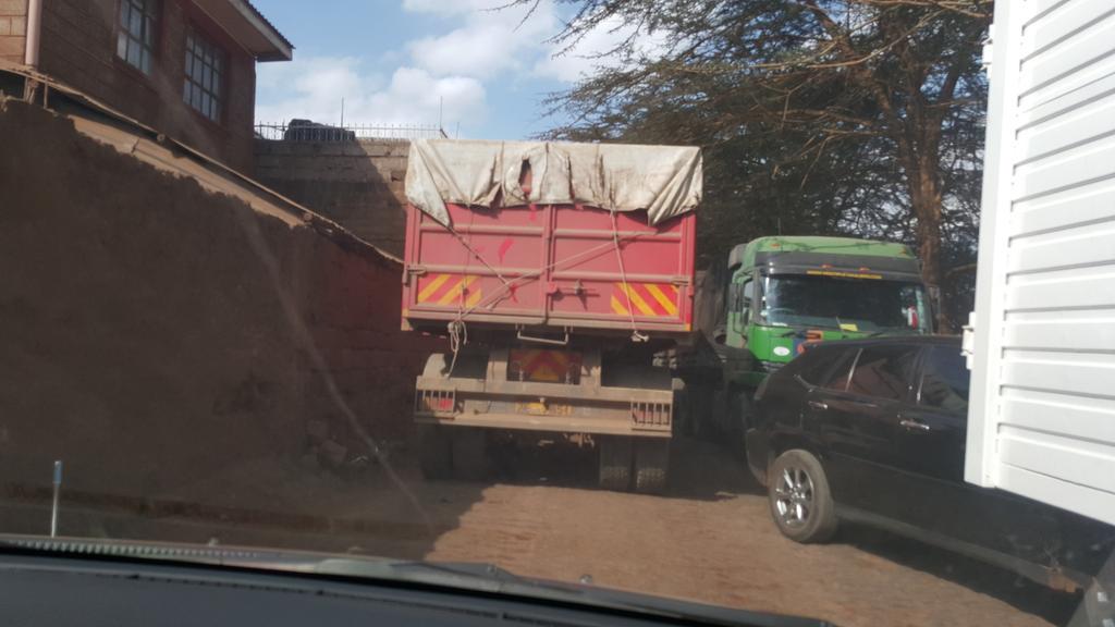latiffhussein's tweet photo. @UKenyatta @KeNHAKenya @NemaKenya @KideroEvans @MinHealthKE @SalvadorAgina @JacobKibwage #KOT #SouthernBypassCrisis http://t.co/gBno0DIhbH