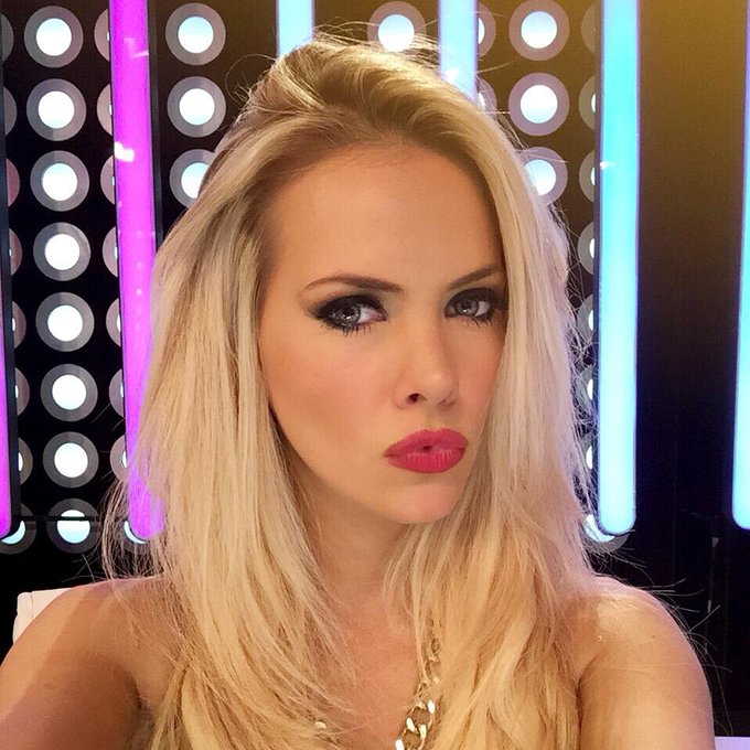 #RedLips ? #blondeinred ❤? #selfie #selfiekiss #buenmartes! http://t.co/lePW92khyk