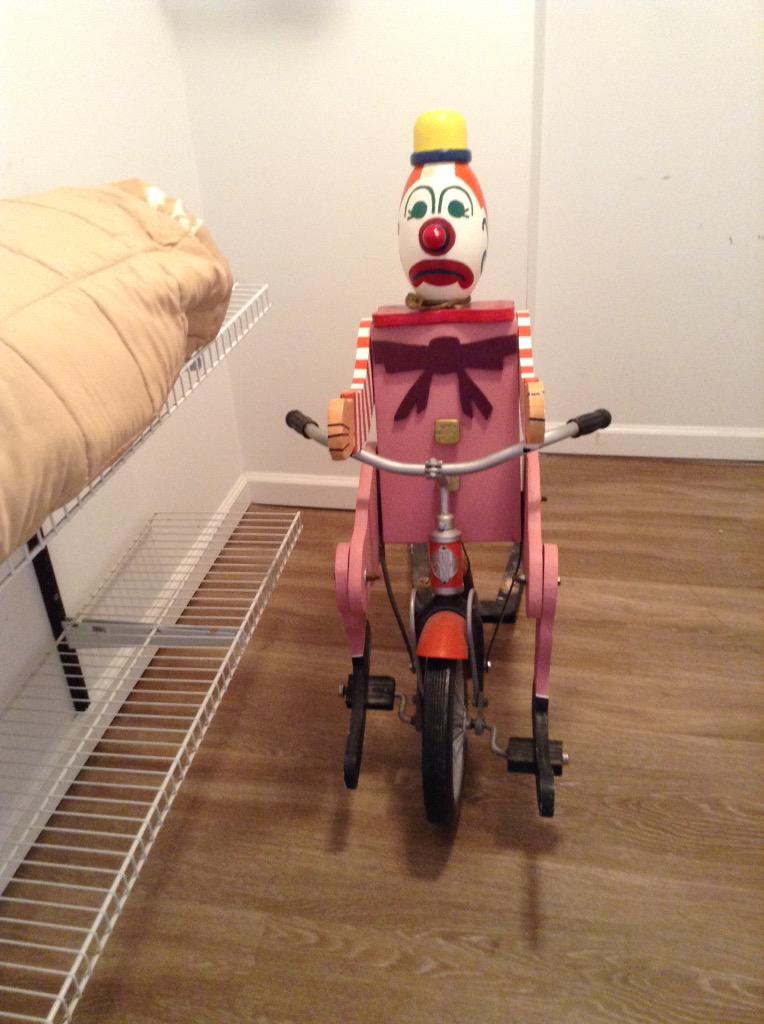 MaryMacMixes's tweet photo. .@Tjonespoc @trobecomedy Vacation w/friends,they give me the big room but there's a clown in the closet. #StrainedUp http://t.co/UMQkNyupBk