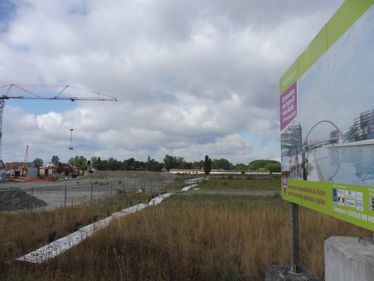 SxbGG's tweet image. Aujourd'hui, nouvelle étape dans la liaison TRAM France-Allemagne à @strasbourg: la pose du tablier du #PontCitadelle