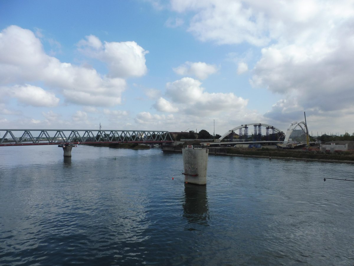 SxbGG's tweet image. Aujourd'hui, nouvelle étape dans la liaison TRAM France-Allemagne à @strasbourg: la pose du tablier du #PontCitadelle