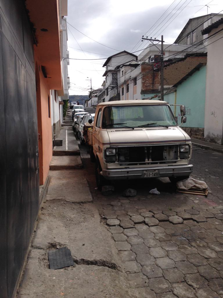 brandrabbit's tweet photo. @24horasUIO @gisella_bayona hasta cuándo el abuso de la via "publica" en La Floresta, vecino usa 3 espacios http://t.co/ygt7min3ZI