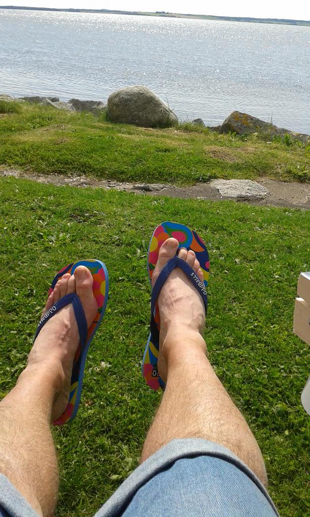 reganaldo97's tweet photo. @myoddballs relaxing in scotland with my @myoddballs flipflops on #letshelpbeatcancer http://t.co/Onr4OuopOn