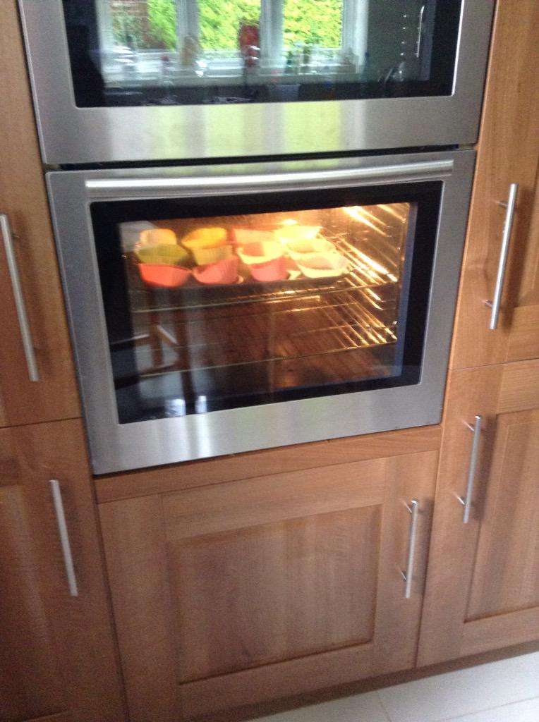 xsophiemaherx's tweet photo. My #funfetticakes are in the oven 😻💙 @ZozeeBo http://t.co/FUWefeu2AG