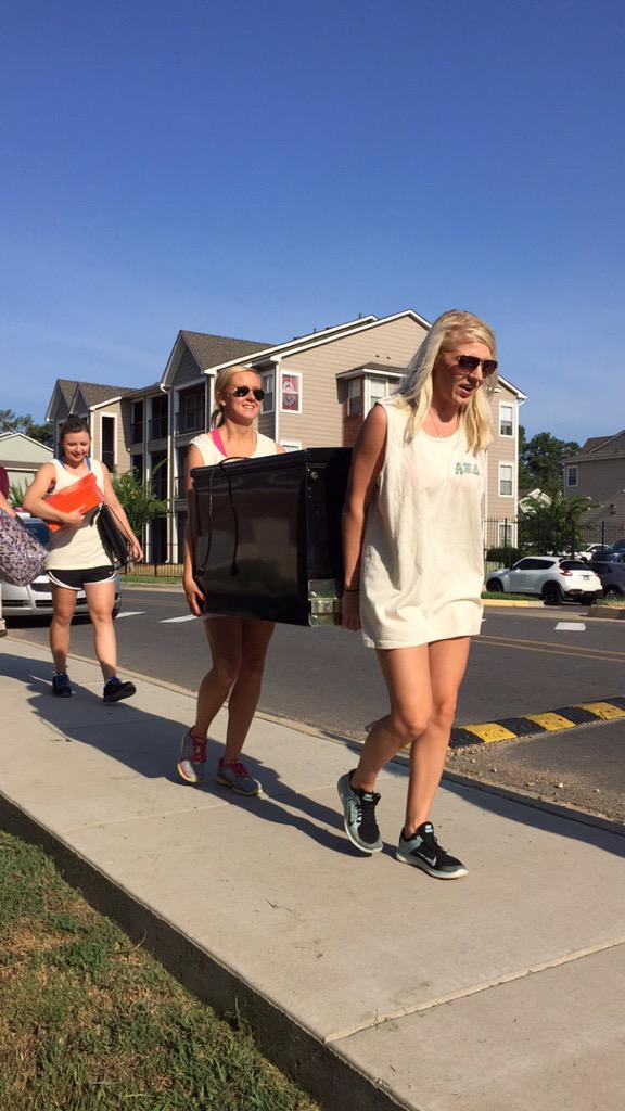 HendersonStateU's tweet photo. Be sure to tweet us some photos of your move in day experience. Use #HSU19 http://t.co/1aRsD0ArQf