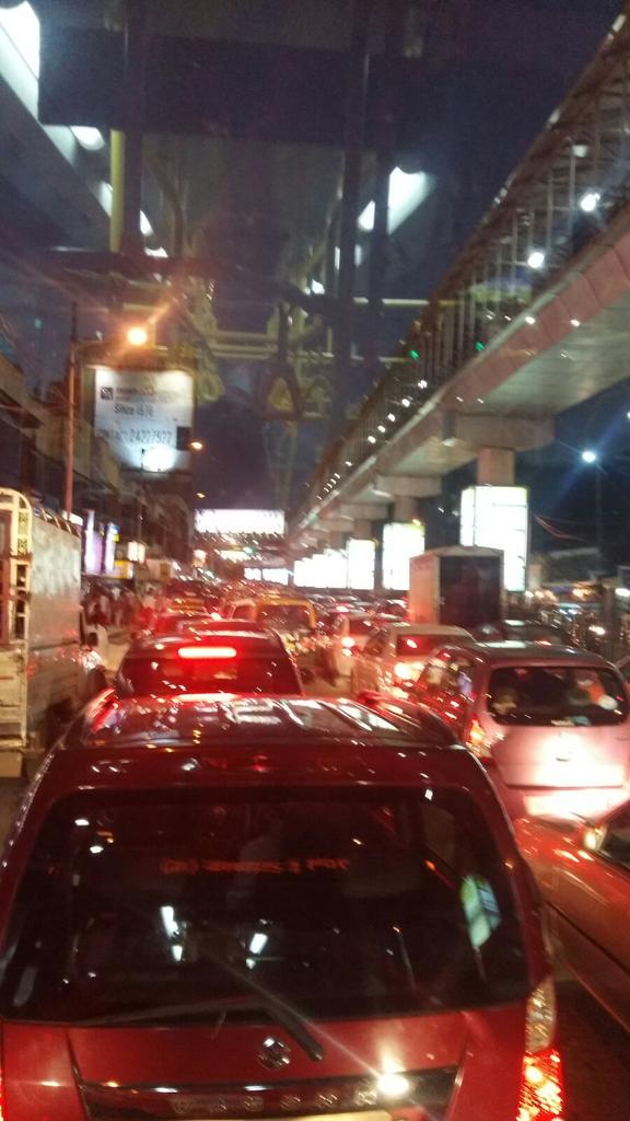quizwithmanas's tweet photo. #ConductorReporter of #NMMT Vivek Gavli reports extremely heavy traffic at Bandra SV Road #Mumbai @zophoptransit http://t.co/8IEbuN9ipF
