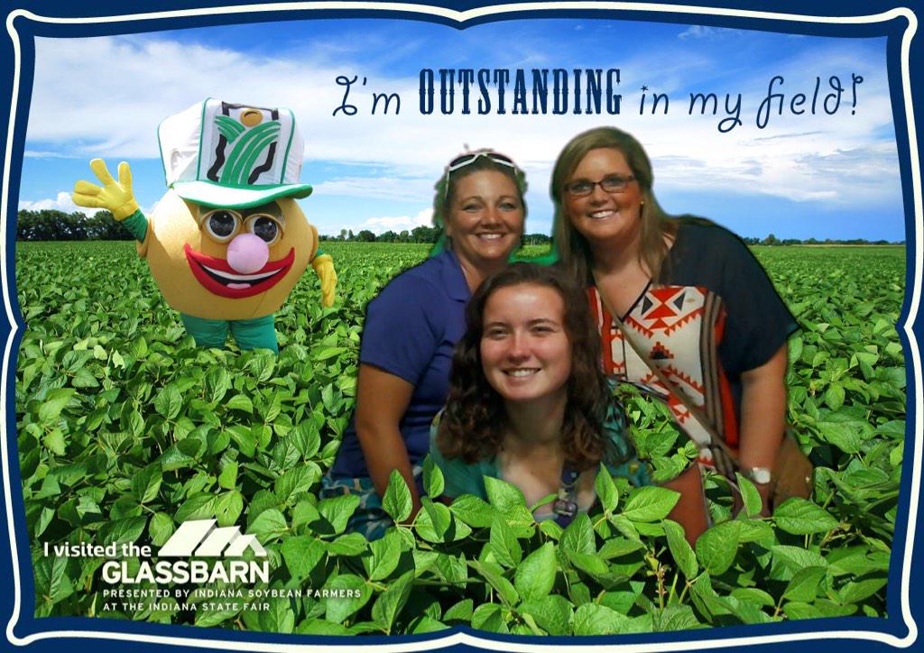 seymourowlsffa's tweet photo. #Yearofthefarmer #TeachAg   We love our jobs!!! http://t.co/zgcfmwebvK