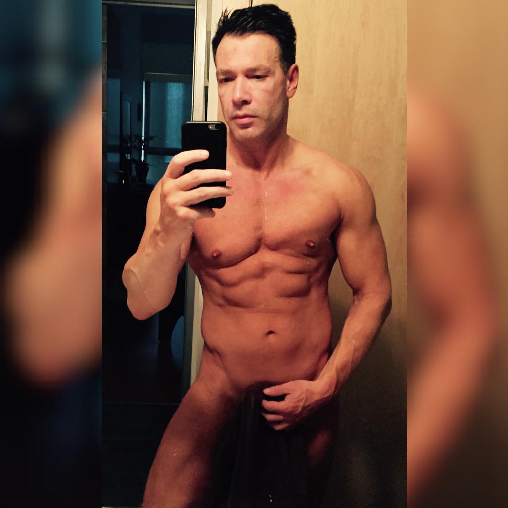 davedemaske's tweet photo. #toweltuesday #WokeUpLikeThis #FreshOutofShower http://t.co/B63U0Ex06J