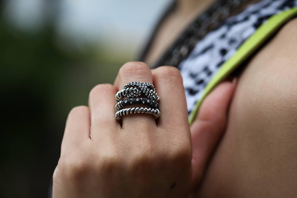 ParkLaneJewelry's tweet photo. Wear our Radial Ring stacked or individually.
#parklanejewelry #RadialRing #StackableRings http://t.co/3AoG5v4qGI