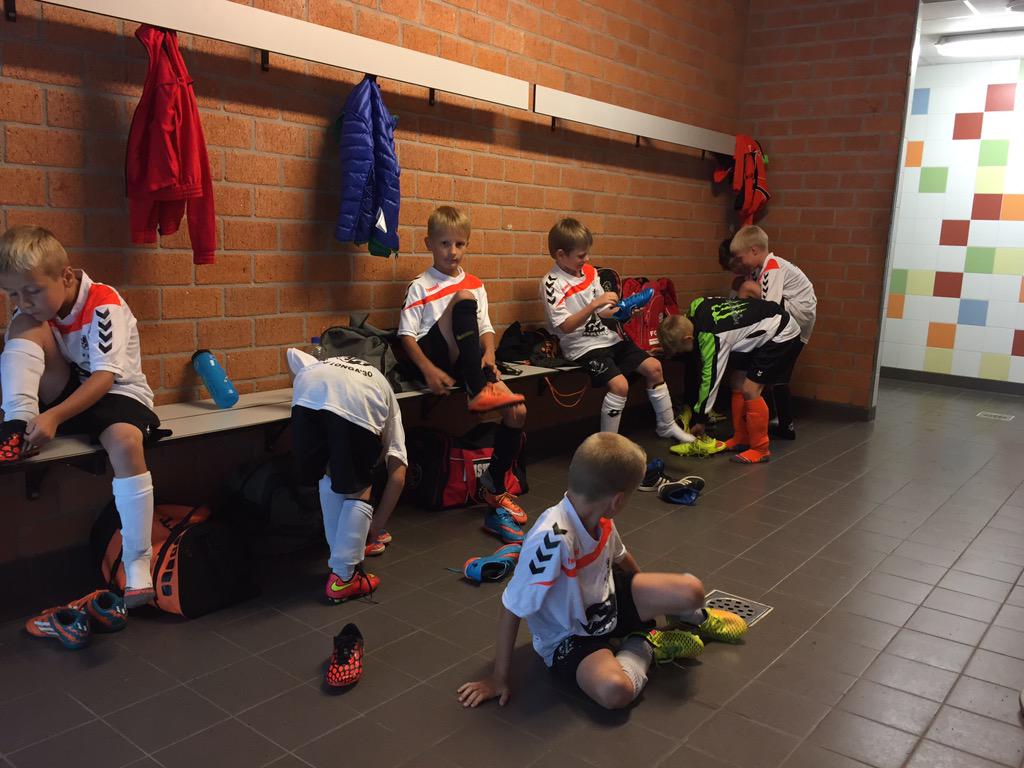 DarkoSanders's tweet photo. Dag 2 van 4 @longa30 F, E &amp; D trainingsweek zit er op. Perfect weer en kids vermaken zich goed! #instelling http://t.co/cyHdHqmTEu