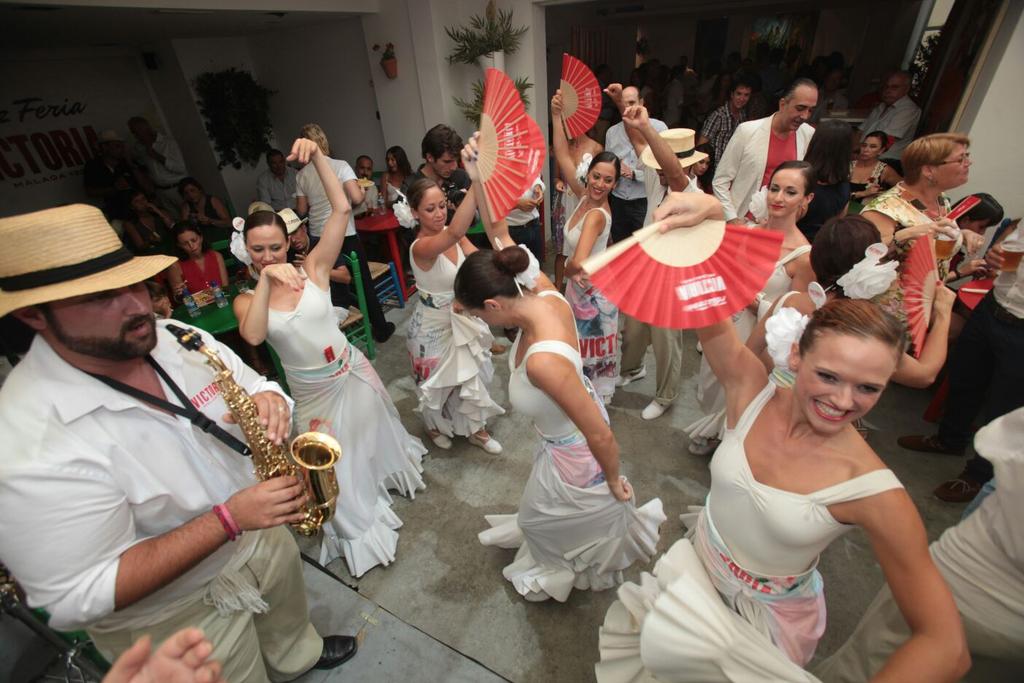 CervezaVictoria's tweet photo. ¡Qué el ritmo no pare! ¡Queremos marcha! Porque #SomosDeFeria y tenemos ganas de más 😉 #FeriaMLG #Málaga http://t.co/eDqY6fvQyj