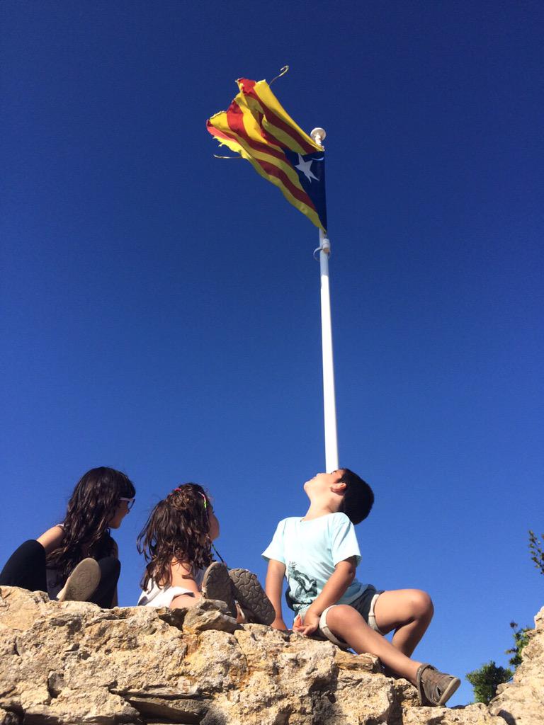 NovaCatalunya's tweet photo. El #27sOnTotComença Construïm una #NovaCatalunya per a tothom.
#JuntsPelSí http://t.co/joVH6ciek6