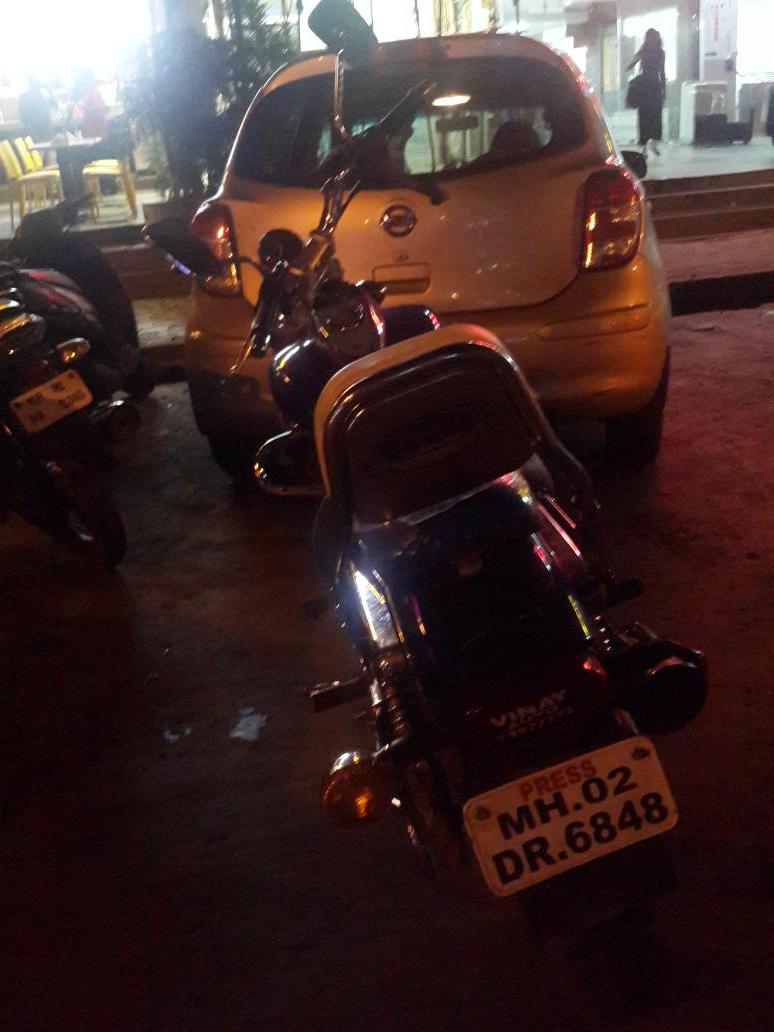 DivyanshPandit9's tweet photo. A press person has parked his bike right behind my car outside ccd Oshiwara,we are stuck since 1 hr @ashokepandit http://t.co/40ifvuIxb9