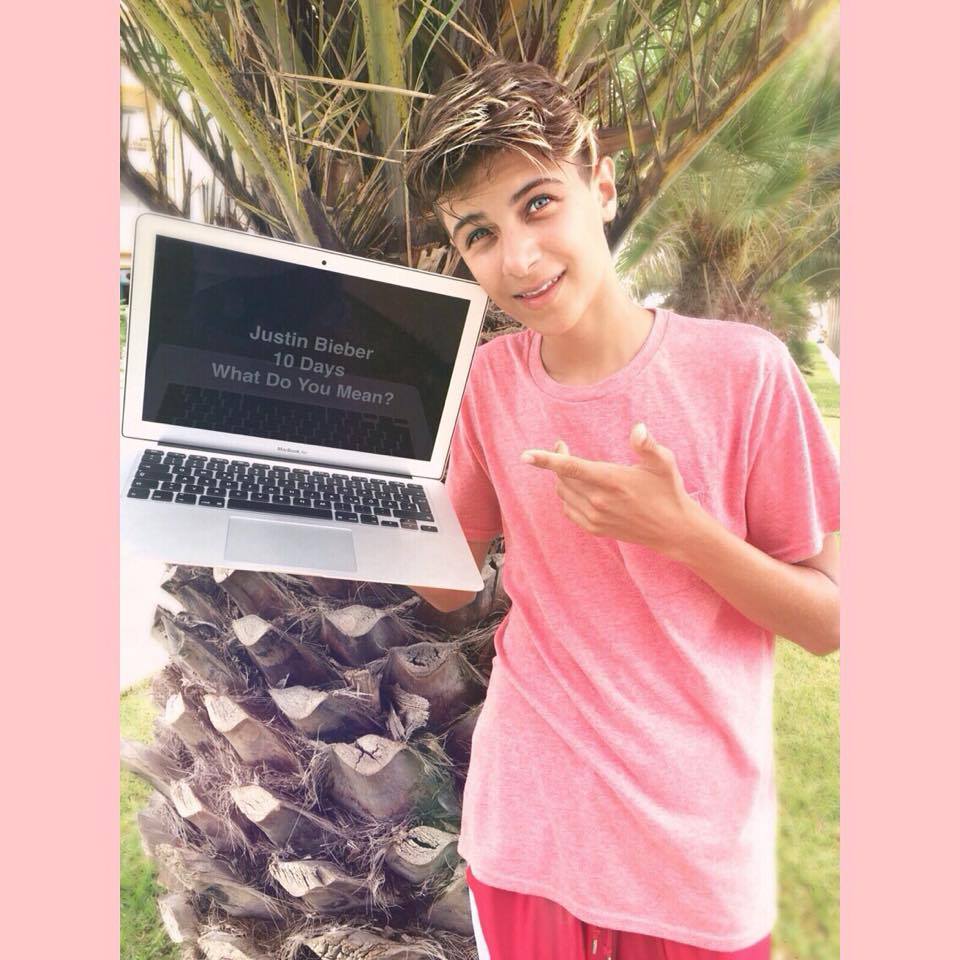 lukasrieger's tweet photo. what do you mean? 🇺🇸🎶 @justinbieber #whatdoyoumean #10days http://t.co/7N4UNWxLyI