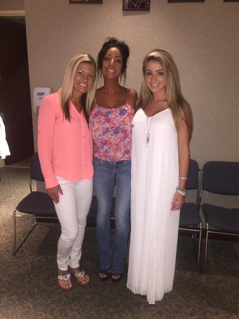 Narayah333's tweet image. @BethMDeSimone @ShelbyLBunting &amp;amp; I hangin in the dressing room❤️ #preInterview #WFLA #Gainesville @CMT @WheelsOffTV