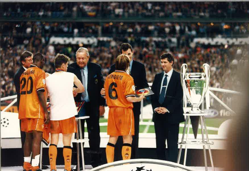 valenciacf's tweet photo. La @ChampionsLeague no nos debe una. Nos debe dos. Y mañana empezará a devolvernos nuestros sueños #AficióDeChampions http://t.co/Vci36mfW1S