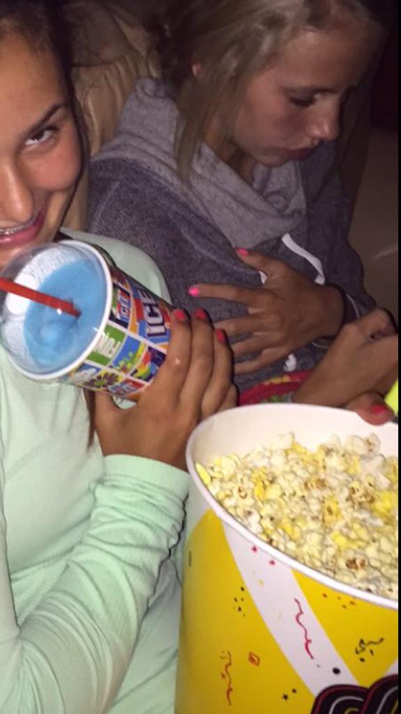 kyliestauss's tweet image. #handplacement