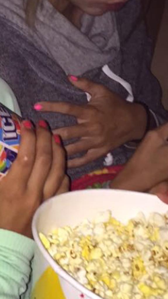 kyliestauss's tweet image. #handplacement