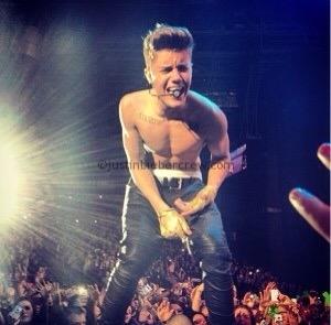 rauhlsbeat's tweet image. Throwback to Justin's performing during the believe tour #WhereAreUNowVMA