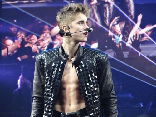 rauhlsbeat's tweet image. Throwback to Justin's performing during the believe tour #WhereAreUNowVMA