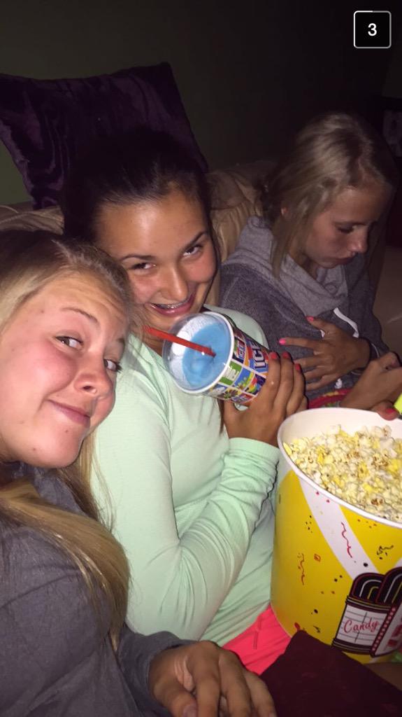 kyliestauss's tweet image. #handplacement