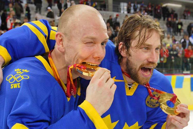 Mats Sundin and Peter Forsberg celebrating winning the Olympic