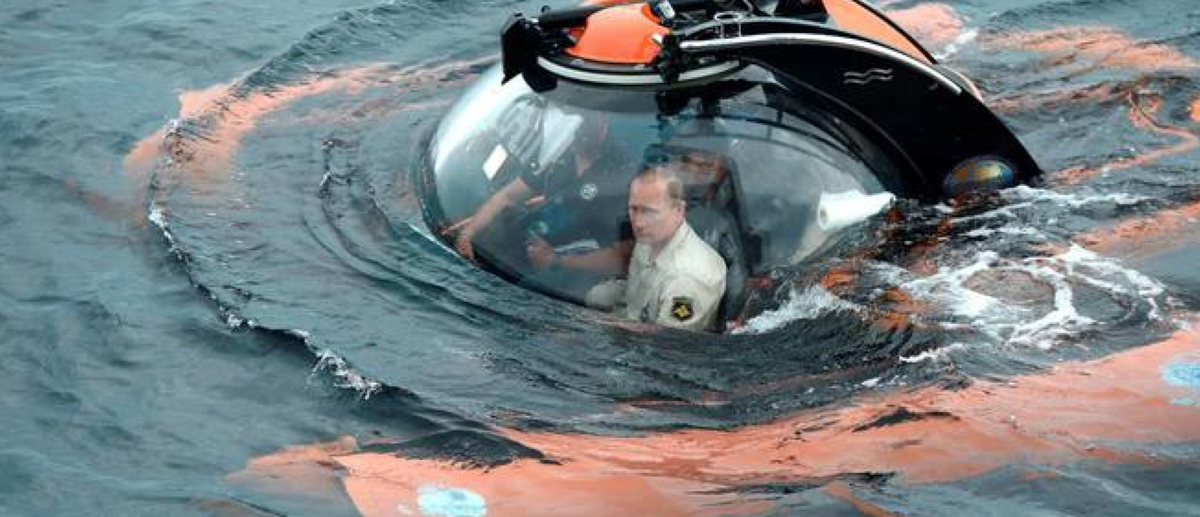 LePoint's tweet photo. Le président russe Vladimir #Poutine cultive son image d'homme d'action à 80 m de profondeur… http://t.co/Xd3D4HtWz1 http://t.co/QVK9UR99lF