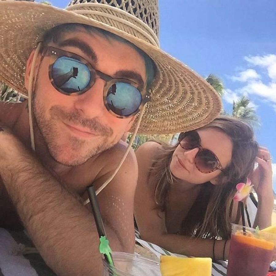 rtparentslol's tweet image. Alex and Lisa