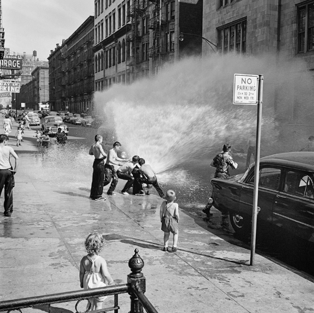 academiachaplin's tweet photo. Vivian Maier, "New York", June 1954 #fotografía http://t.co/7v39AQgs7F