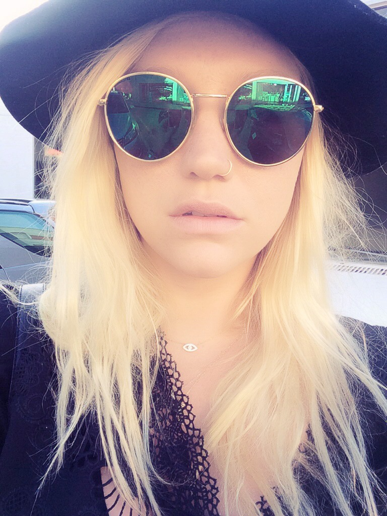 KeshaRose's tweet photo. Vintage tee hoarder on a stooges mission #oceanhair http://t.co/TmiF3eE8Cn