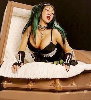 FunTimeSheIIy's tweet image. The vampire queen is here.