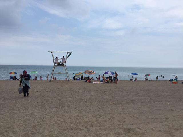 Slight #drizzles today in #GrandBend aren't keeping the #beach crowds away! Water temp. is 75 and the flag is green