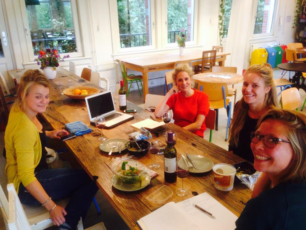 Hard aan de slag met nieuwe plannen en brainstormen na vakanties. Met alleen maar ondernemende vrouwen vandaag!