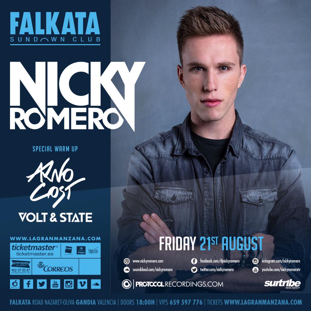 ELBUENOCASA's tweet photo. Warm  up @nickyromero de lujo con @arnocost &amp; @VoltAndState en @FalkataGandia @FALKATASUNDOWN http://t.co/ucochpgwHD